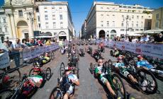 Il centro di Parma "invaso" dalla «1HHandbike»: campioni e tanta passione per le strade della città: le foto