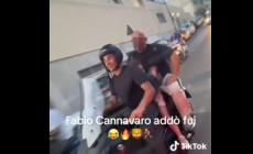 "Fabio Cannavaro in sella a uno scooter con due passeggeri a bordo (uno è una bambina)"