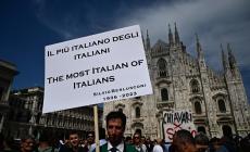 L'addio a Silvio Berlusconi in Duomo a Milano: piazza gremita, cartelli, sostenitori e tifosi - Foto
