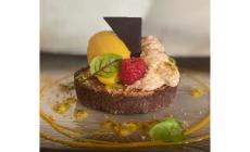 Tartelletta al cioccolato con gelato e spuma di latte