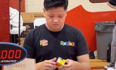 Finisce il cubo di Rubik in 3.13 secondi, battendo il record mondiale  che era di 3.47- Video