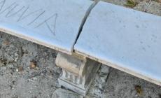 Panchina vandalizzata nel viale centrale del Parco Ducale