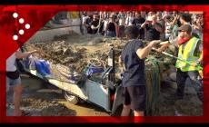 Un camion di fango scaricato davanti alla sede della Regione - Video 
