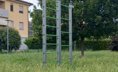 Corcagnano: erba (troppo) alta al parco giochi