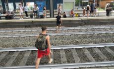 Parma, alcuni ragazzi attraversano i binari in stazione come se niente fosse
