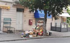 Montagna di cartoni in via Trento