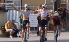 Due ciclisti vogliono tagliare il traguardo abbracciati ma all&rsquo;ultimo istante... - Video