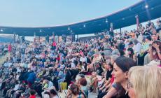 Tanta gente all'inaugurazione dell'Arena estiva del Teatro Due con il Peer Gynt