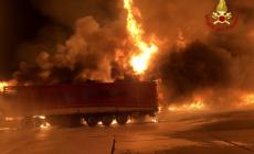 Lo spaventoso incendio di  Sanguinaro: il video dei vigili del fuoco