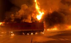 Maxi incendio a Sanguinaro: bruciati 10mila bancali di legno, chiusa la ferrovia per 4 ore - Foto
