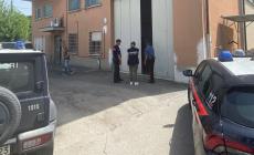 Lavoratori in nero e clandestini in tre laboratori tessili di Sorbolo Mezzani: chiusa l'attività di uno di questi e multa da 26mila euro