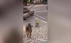 I carrarmati del gruppo  Wagner marciano a Rostov,  intanto  gli operatori ecologici continuano a spazzare- Video