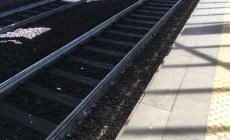 Ladri lasciano furgone rubato sui binari, impatto con treno 