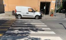Parcheggio selvaggio: se l'auto piazzata sull'incrocio  è di Infomobility...