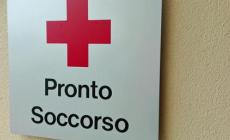 La figlia 19enne al Pronto soccorso e lui sfascia i locali con una mazza: 12 feriti tra infermieri e medici nel Napoletano