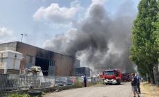 Grande incendio  a San Polo di Torrile: fiamme sotto controllo. Il sindaco: "Finestre chiuse e stop ai condizionatori entro 1,5 km da via IV novembre" - Foto - Video - La mappa