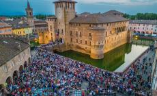 Teresa Mannino, risate e musica all'ombra della rocca - Le foto della serata