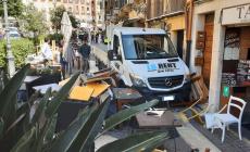 Cagliari, un furgone falcia i tavolini di un bar del centro: feriti 15 turisti