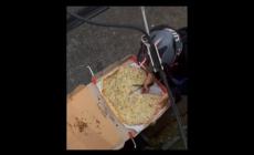 Il rider si mangia una fetta di pizza, non lascia una traccia e poi la consegna - Video