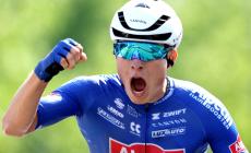 Tour, Philipsen vince in volata la quarta tappa. Yates resta in maglia gialla