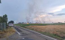 Fiamme in un campo a Vicomero. Incendio devastante in un campo a Pilastro, brucia l'imballatrice: video