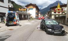 Santo Stefano di Cadore, famiglia travolta da un'auto: muoiono il papà, la nonna e il bimbo di 2 anni. La guidatrice era al cellulare?