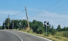 Palo pericolante in Strada Argini sud