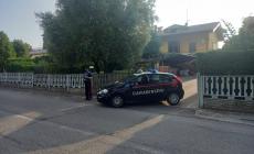 Aggredito alle spalle mentre entra nel portone e derubato sotto la minaccia di un cacciavite: i rapinatori arrestati dopo un inseguimento dei carabinieri