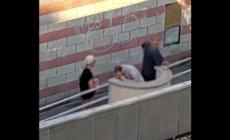 Via Sidoli, pieno giorno,  in tre "tirano" cocaina su un muretto - Video 