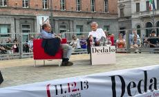 "Dedalo", bagno di folla in piazza: il debutto con Bersani: "Immigrazione, il governo Meloni ha scelto la ricetta facile" - Video