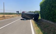Grave incidente  sulla strada per Torrile: auto ribaltata, una persona incastrata: soccorsi sul posto