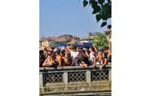 Sfera, "piovono" le critiche social:  "Brani accorciati, poca voglia di esibirsi: il concerto è stato deludente"