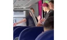 Veterano ucraino amputato cacciato da Wizz Air: la scena della "cacciata" - Video 