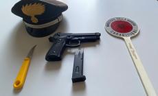Via Mantova, sotto il sedile di un 20enne una pistola a gas e un coltello: denunciato