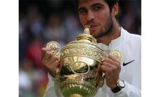 Alcaraz batte Djokovic dopo quasi 5 ore di lotta: è il nuovo re di Wimbledon
