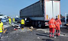Autolaghi, camion frigorifero sfonda i new jersey e travolge due veicoli. Tre feriti: uno è grave
