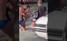 Il tender dello yacht si è avvicinato troppo alla riva, i bagnanti s'infuriano: scoppia la rissa a La Maddalena - Video