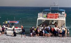 Incendi a Rodi, 30mila persone portate in salvo: 2.000 allontanati via nave perché erano bloccati in spiaggia