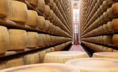 Il magazzino di stagionatura del Parmigiano Reggiano di Credem compie 70 anni. Ha 500mila forme all'interno