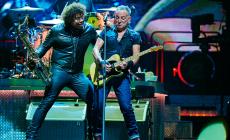 Grandine in Brianza:  una donna muore schiacciata da un albero. Bomba d'acqua a Varese. Alberi caduti e metro M2 bloccata a Milano.  A rischio il concerto di Springsteen a Monza di domani