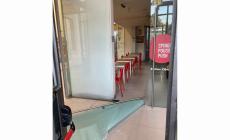 Aveva spaccato i finestrini di 12 auto e danneggiato la porta a vetri del bar della stazione: denunciata 36enne parmigiana