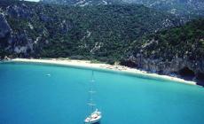 Spiaggia di Cala Luna a numero chiuso, è scontro tra sindaci