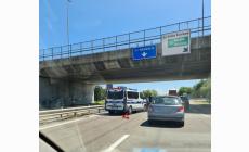 Incidente in tangenziale,  danni solo alle auto, disagi per il traffico - Foto