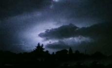 La notte scorsa a Parma con  il cielo squarciato dai lampi - Video 