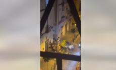 Raid punitivo a Torre del Greco. Donna picchiata in strada dal branco perché amante di un uomo sposato - Video
