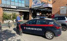 Spacca con un tombino la porta di una tabaccheria,  ruba  e scappa: bloccato dai carabinieri. E' un 13enne marocchino 