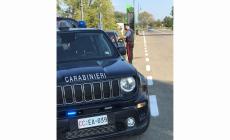Esce di strada, l'auto prende fuoco e si ferisce: i carabinieri scoprono che guidava ubriaco e sotto l'effetto di cocaina 