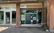 Via Emilia Ovest:  fanno esplodere il bancomat ma se ne vanno a  mani vuote