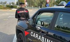Ha i ladri in giardino, poi scopre che uno era il proprietario di casa: tre denunciati per violazione di domicilio 