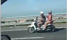 In tre in autostrada sullo scooter con un bimbo di un anno - Video
